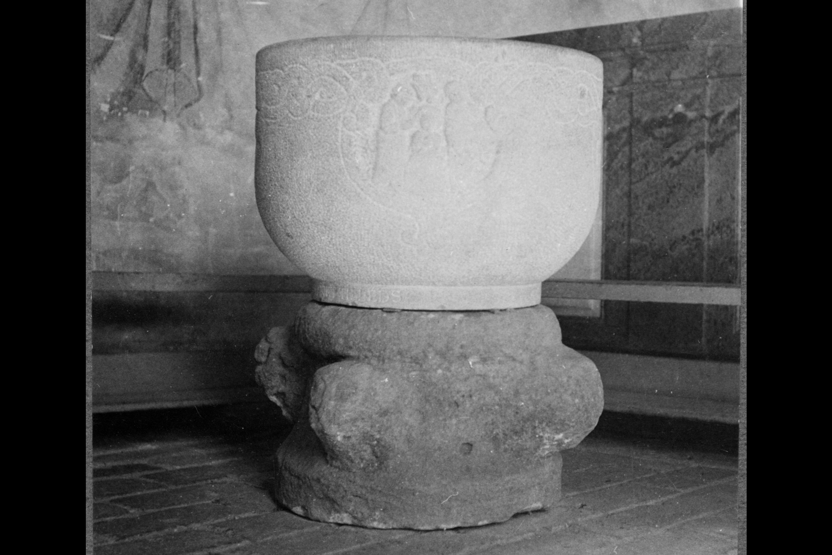 Medeltida foten med cuppa 1918 Eds kyrka Riksantikvarieämbetet bildID 3775 150 PM